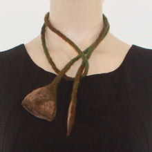 Charger l'image dans la galerie, Broche fleur feutrée humide
