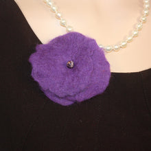 Load image into Gallery viewer, Wet felted flower brooch
